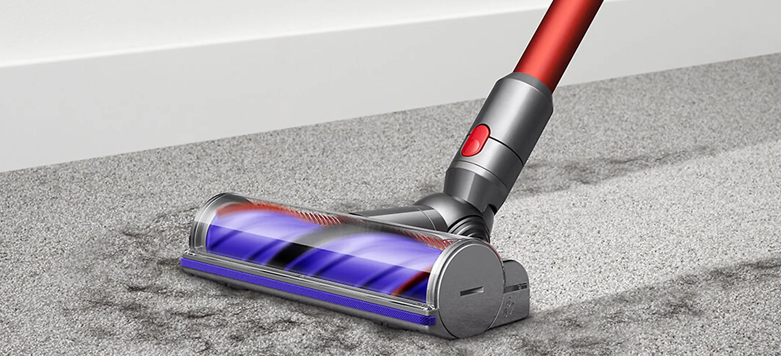 Новый вертикальный пылесос Dyson V10 Origin обеспечивает глубокую очистку ковров.