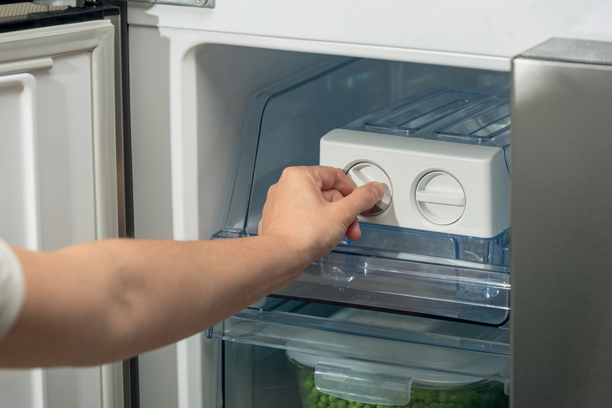 Aprovizionare convenabilă cu gheață și comandă în congelator