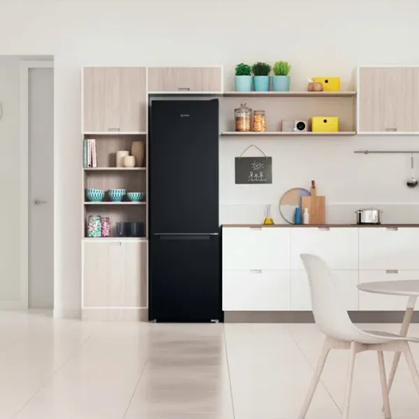 Frigider Indesit ITS 4200 B cu congelator jos 324 l / 196 cm / Black photo 5