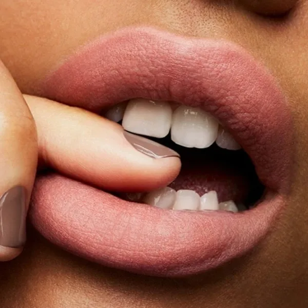 Губная помада Mac POWDER KISS Stick/ Light Pink photo 3 Губная помада Mac POWDER KISS Stick/ Light Pink photo 3