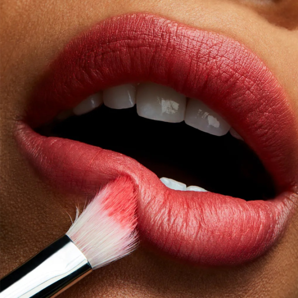 Ruj de buze Mac POWDER KISS Stick/ Red Coral photo 3 Ruj de buze Mac POWDER KISS Stick/ Red Coral photo 3