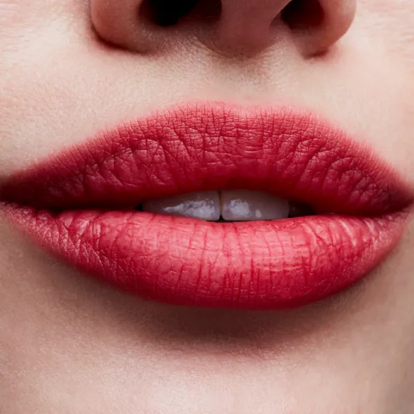 Ruj de buze Mac POWDER KISS Stick/ Red photo 3 Ruj de buze Mac POWDER KISS Stick/ Red photo 3