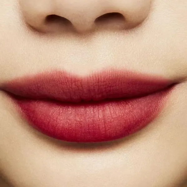 Ruj de buze Mac POWDER KISS Stick cu aplicator/ Dark Cherry photo 3 Ruj de buze Mac POWDER KISS Stick cu aplicator/ Dark Cherry photo 3