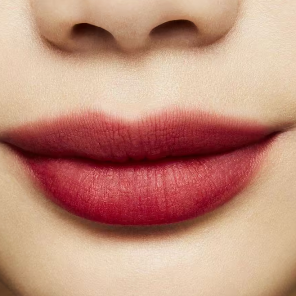 Ruj de buze Mac POWDER KISS Stick cu aplicator/ Dark Cherry photo 3 Ruj de buze Mac POWDER KISS Stick cu aplicator/ Dark Cherry photo 3