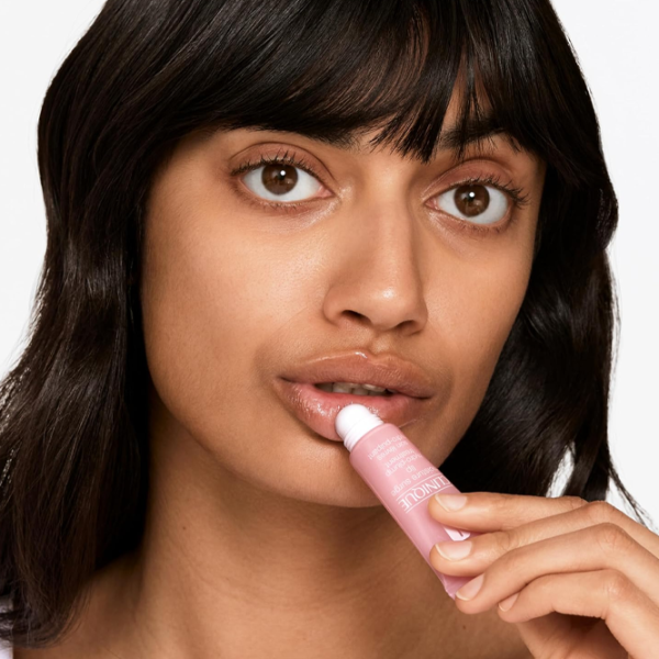 Губная помада Clinique MOISTURE LIP HYDRO-PLUMP TREATMENT Прозрачный photo 2 Губная помада Clinique MOISTURE LIP HYDRO-PLUMP TREATMENT Прозрачный photo 2