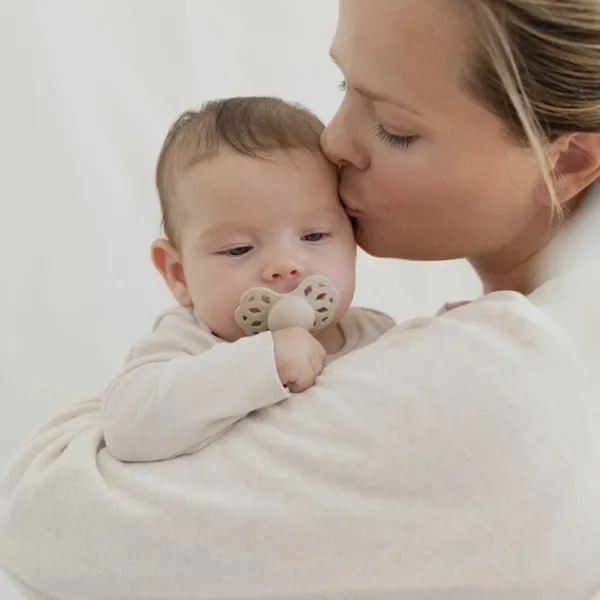 Suzetă cu tetina simetrică Bibs Infinity 265102 Unisex/ 0 luni - 6 luni/ Silicon/ Ivory photo 3 Suzetă cu tetina simetrică Bibs Infinity 265102 Unisex/ 0 luni - 6 luni/ Silicon/ Ivory photo 3