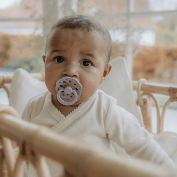 Соска круглая Bibs Boheme 220267C Для девочек/ 6 месяцев - 18 месяцев/ Латекс/ Liliac photo 2 Соска круглая Bibs Boheme 220267C Для девочек/ 6 месяцев - 18 месяцев/ Латекс/ Liliac photo 2