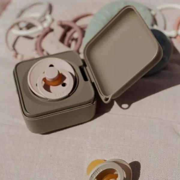 Cutie pentru suzetă Bibs 4200243 Pentru fetițe/ 0 luni -/ Latex, silicon/ Oak photo 2 Cutie pentru suzetă Bibs 4200243 Pentru fetițe/ 0 luni -/ Latex, silicon/ Oak photo 2