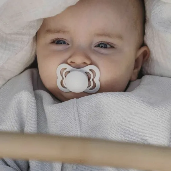 Suzetă cu tetina simetrică Bibs Supreme 170336 Unisex/ 0 luni - 6 luni/ Latex/ Vanilla photo 2 Suzetă cu tetina simetrică Bibs Supreme 170336 Unisex/ 0 luni - 6 luni/ Latex/ Vanilla photo 2