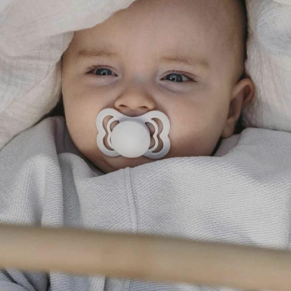 Suzetă cu tetina simetrică Bibs Supreme 170336 Unisex/ 0 luni - 6 luni/ Latex/ Vanilla photo 2 Suzetă cu tetina simetrică Bibs Supreme 170336 Unisex/ 0 luni - 6 luni/ Latex/ Vanilla photo 2