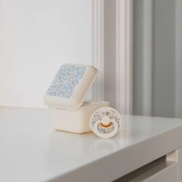 Коробка для пустышки Универсальный Bibs X Liberty 420011216 Для девочек/ 0 месяцев -/ Латекс, силикон/ Слоновая кость photo 3 Коробка для пустышки Универсальный Bibs X Liberty 420011216 Для девочек/ 0 месяцев -/ Латекс, силикон/ Слоновая кость photo 3