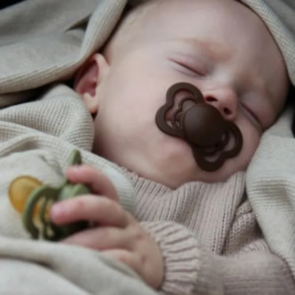 Suzetă cu tetina ortodontică Bibs Couture 1800309 Unisex/ 0 luni - 6 luni/ Latex/ Ivory photo 4 Suzetă cu tetina ortodontică Bibs Couture 1800309 Unisex/ 0 luni - 6 luni/ Latex/ Ivory photo 4