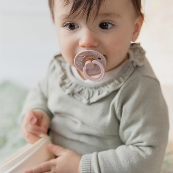 Suzetă cu tetina rotundă Bibs X Liberty 11010101 Unisex/ 0 luni - 6 luni/ Latex/ Dark Oak photo 4 Suzetă cu tetina rotundă Bibs X Liberty 11010101 Unisex/ 0 luni - 6 luni/ Latex/ Dark Oak photo 4