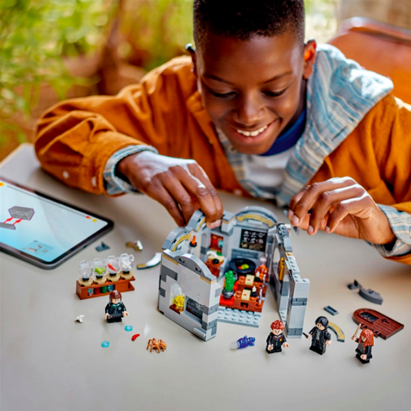 Constructor LEGO Hogwarts Castle: Potions Class Scenă din film/ Multicolor photo 4