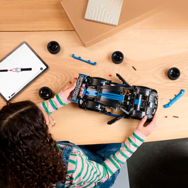 Конструктор с радиоуправлением LEGO Porsche GT4 e-Performance Автомобиль/ Black photo 7