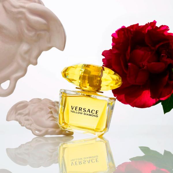Parfum pentru femei Versace Yellow diamond Apă de toaletă / Floral photo 4 Parfum pentru femei Versace Yellow diamond Apă de toaletă / Floral photo 4
