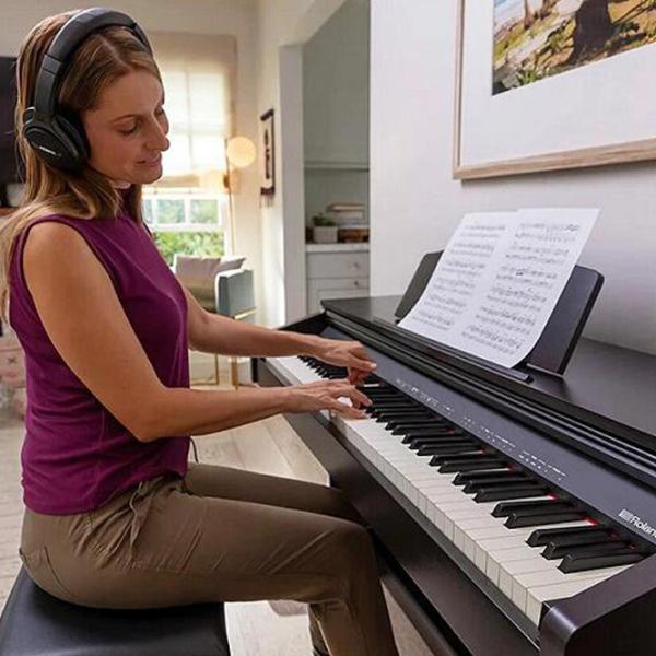 Цифровой пиан Roland RP30  Акустический / 88 клавиш / Split / Черный photo 3