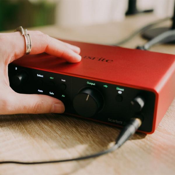 Аудио интерфейс Focusrite Scarlett 2i2 4th Gen 192 кГц / 20 Гц - 20 кГц / Красный photo 6