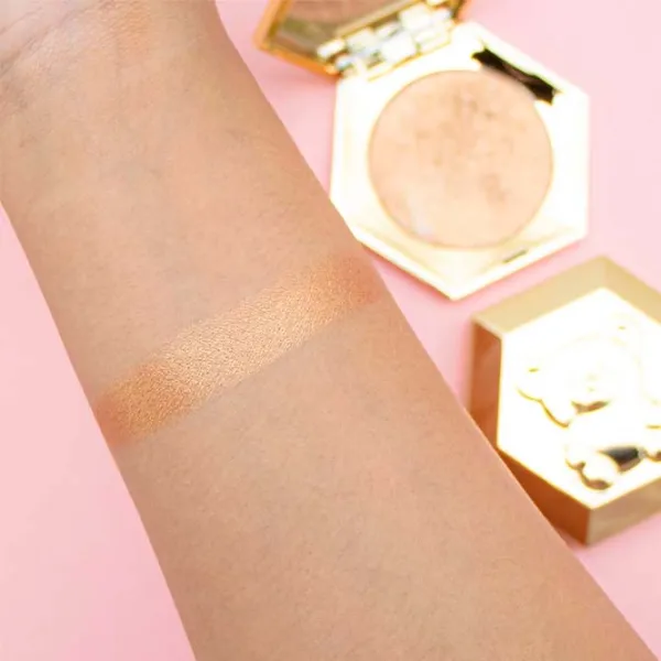 Хайлайтер Revolution Honey Bear Highlighter Золотистый /  photo 2 Хайлайтер Revolution Honey Bear Highlighter Золотистый /  photo 2