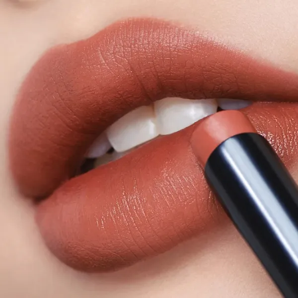 Губная помада MAC POWDER KISS VELVET BLUR SLIM  Stick / Nude Red photo 3 Губная помада MAC POWDER KISS VELVET BLUR SLIM  Stick / Nude Red photo 3