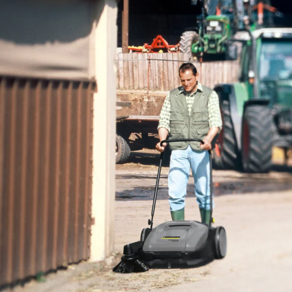 Mașină de măturat KARCHER KM 70/15 C  42 l photo 3