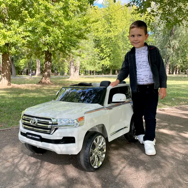 Mașină electrică Toyota Land Cruiser Richi Tichi JJ2022/1 7 km/h / 30 kg / 3+ / White photo 5 Mașină electrică Toyota Land Cruiser Richi Tichi JJ2022/1 7 km/h / 30 kg / 3+ / White photo 5