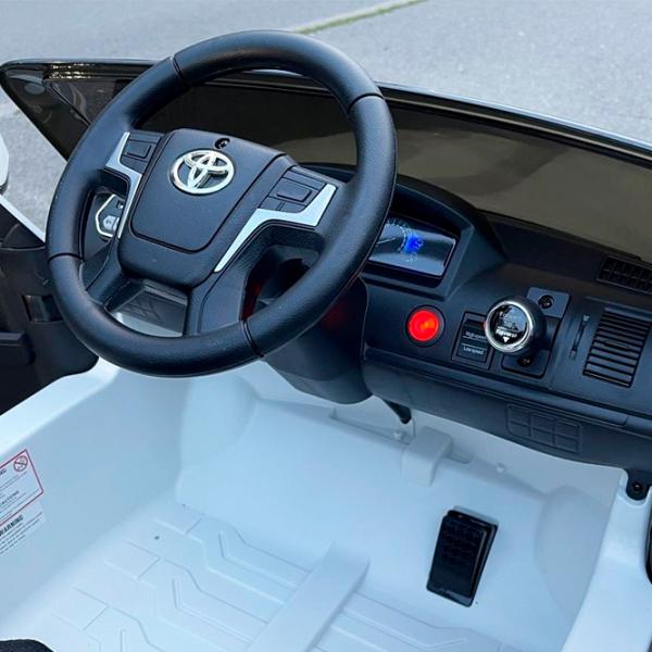 Mașină electrică Toyota Land Cruiser Richi Tichi JJ2022/1 7 km/h / 30 kg / 3+ / White photo 10 Mașină electrică Toyota Land Cruiser Richi Tichi JJ2022/1 7 km/h / 30 kg / 3+ / White photo 10