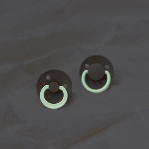 Suzetă cu tetina rotundă Bibs Colour Glow 120251  Unisex / 0 luni - 6 luni / Latex / Vanilla photo 2 Suzetă cu tetina rotundă Bibs Colour Glow 120251  Unisex / 0 luni - 6 luni / Latex / Vanilla photo 2