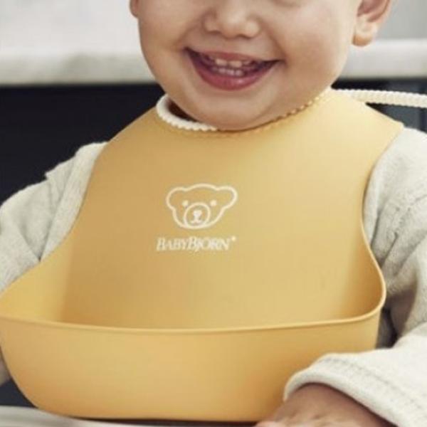 Bavetă BabyBjorn 046341A Clasică / Silicon / Powder Yellow photo 3 Bavetă BabyBjorn 046341A Clasică / Silicon / Powder Yellow photo 3