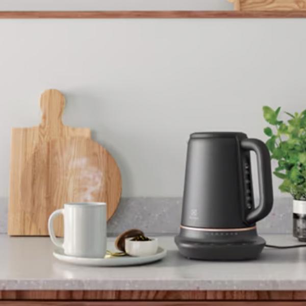 Электрочайник Electrolux E7K1-6BP 1.7л / Скрытый / Черный photo 4