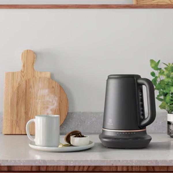 Электрочайник Electrolux E7K1-6BP 1.7л / Скрытый / Черный photo 6