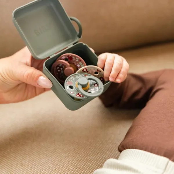 Коробка для пустышки универсальный Bibs X Liberty 420012315 Унисекс / 0 месяцев - / Латекс, силикон / Серый photo 4 Коробка для пустышки универсальный Bibs X Liberty 420012315 Унисекс / 0 месяцев - / Латекс, силикон / Серый photo 4