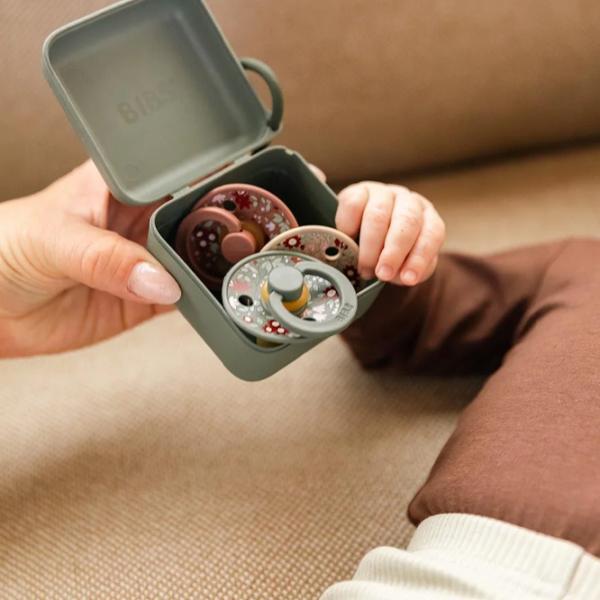 Коробка для пустышки универсальный Bibs X Liberty 420012315 Унисекс / 0 месяцев - / Латекс, силикон / Серый photo 4 Коробка для пустышки универсальный Bibs X Liberty 420012315 Унисекс / 0 месяцев - / Латекс, силикон / Серый photo 4