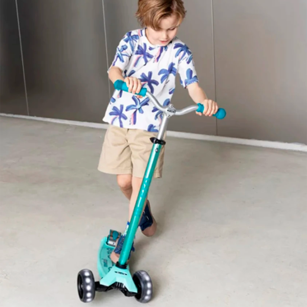 Детский трёхколёсный самокат Micro Maxi Deluxe Pro LED (MMD042) 50 кг/ Ярко синий photo 5