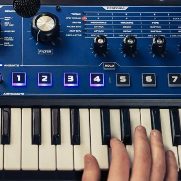 Цифровой синтезатор Novation MiniNova 37 клавиш / 18 голосов / Пластик / Синий photo 5