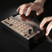 Цифровой синтезатор Korg Volca Keys / 3 голоса / Пластик / Коричневый photo 3