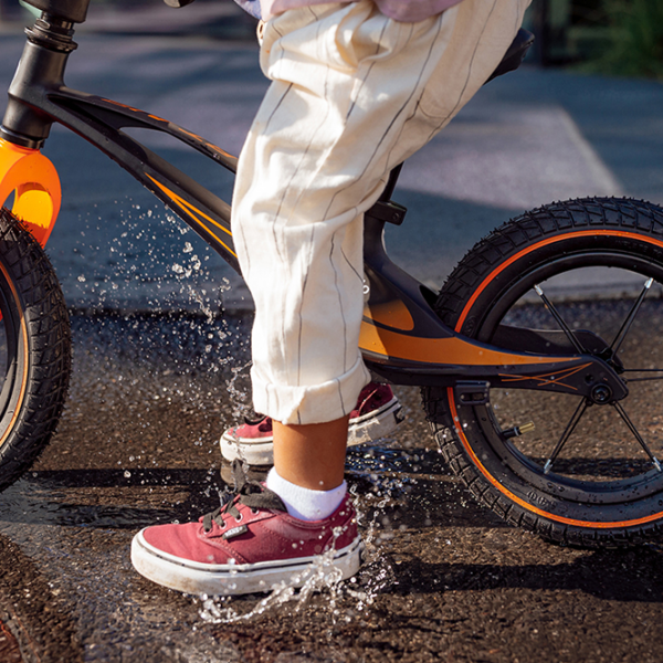 Bicicletă fără pedale Lionelo Bart Air Sporty 12" 12" Aliaj de magneziu/ Black Orange photo 8 Bicicletă fără pedale Lionelo Bart Air Sporty 12" 12" Aliaj de magneziu/ Black Orange photo 8