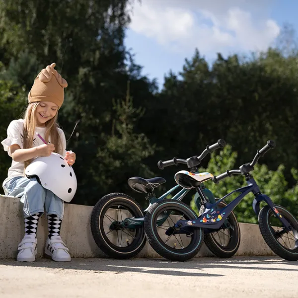 Bicicletă fără pedale Lionelo Bart Air Sporty 12" 12" Aliaj de magneziu/ Blue Navy photo 9 Bicicletă fără pedale Lionelo Bart Air Sporty 12" 12" Aliaj de magneziu/ Blue Navy photo 9
