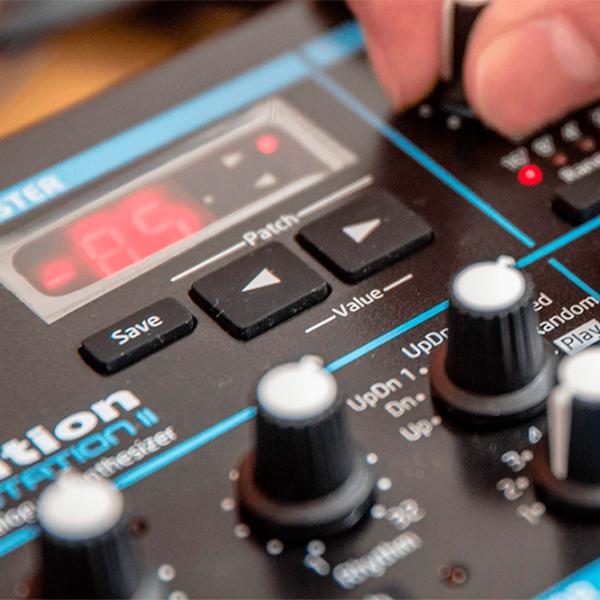 Sintetizator digital Novation Bass Station II 25 clape/ 64 voci/ Metal, plastic/ Black photo 9
