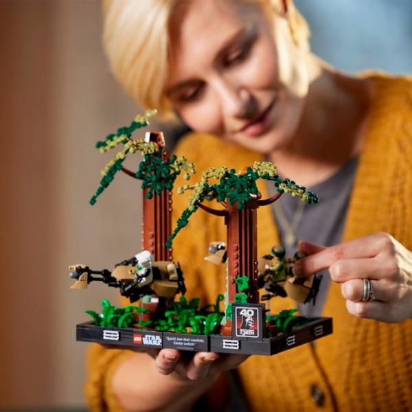 Constructor LEGO Lego Star Wars: Endor Speeder Chase Diorama Scenă din film/ Multicolor photo 6
