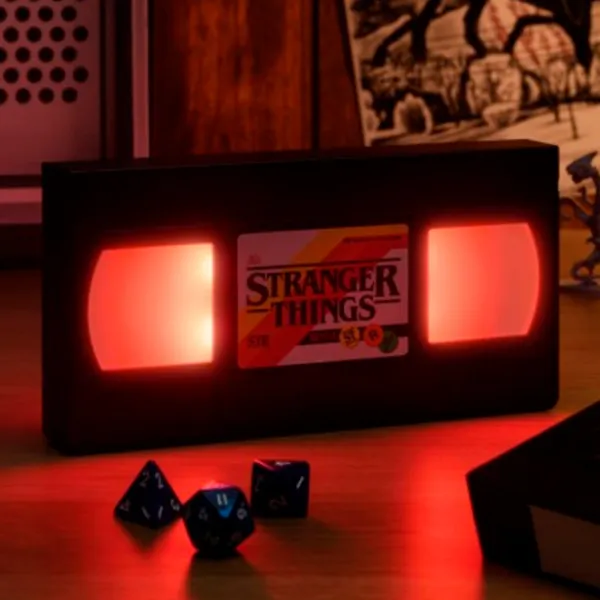 Lampă de masă fan Paladone Stranger Things VHS Logo Light Black photo 6 Lampă de masă fan Paladone Stranger Things VHS Logo Light Black photo 6