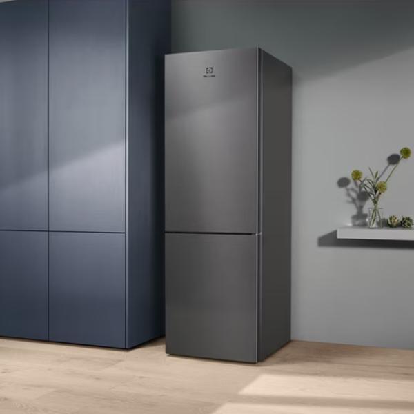 Frigider Electrolux LNT5ME32U1 cu congelator jos 331 l / 186 cm / Inox photo 6