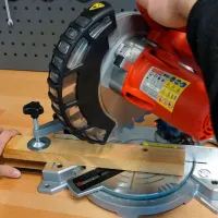Fierăstrău pentru tăieri înclinate Hecht 813 210 mm/ Red photo 6