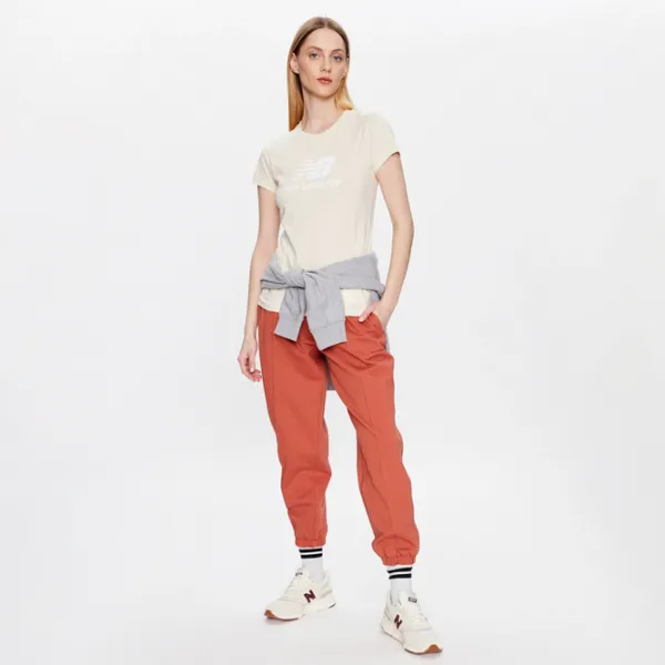 Футболка для женщин New Balance Shirt Essentials Stacked Logo 30% полиэстер/ Бежевый photo 3