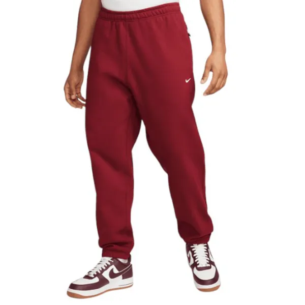 Pantaloni sportivi pentru bărbați Nike M Nk Solo Swsh Flc Cf Pant L / Darkred photo 1 Pantaloni sportivi pentru bărbați Nike M Nk Solo Swsh Flc Cf Pant L / Darkred photo 1