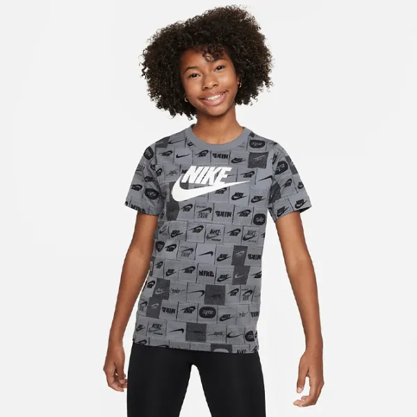 Футболка для девочек Nike K Nsw Tee Club Ssnl Aop Hbr  / Серый photo 5 Футболка для девочек Nike K Nsw Tee Club Ssnl Aop Hbr  / Серый photo 5
