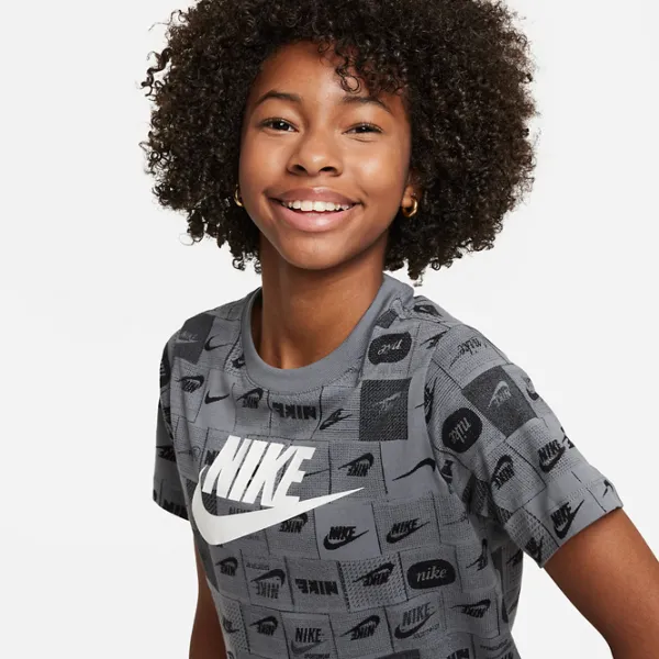 Футболка для девочек Nike K Nsw Tee Club Ssnl Aop Hbr  / Серый photo 4 Футболка для девочек Nike K Nsw Tee Club Ssnl Aop Hbr  / Серый photo 4