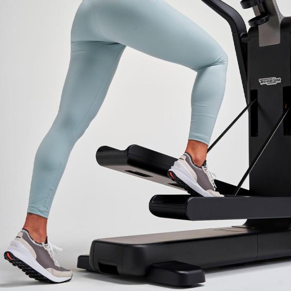 Эллиптический тренажер Technogym Elliptical Привод: Передний / 130 кг / Черный photo 7