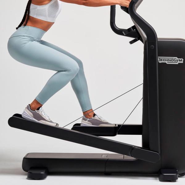 Эллиптический тренажер Technogym Elliptical Привод: Передний / 130 кг / Черный photo 8