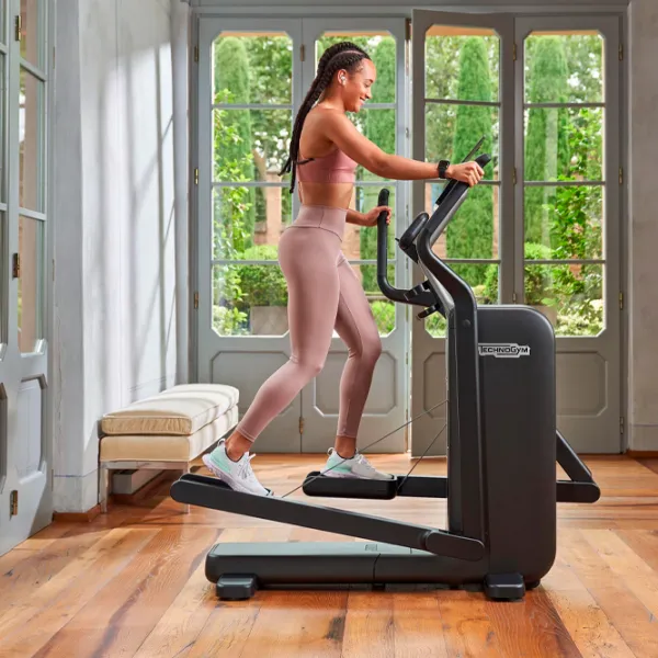 Эллиптический тренажер Technogym Elliptical Привод: Передний / 130 кг / Черный photo 9